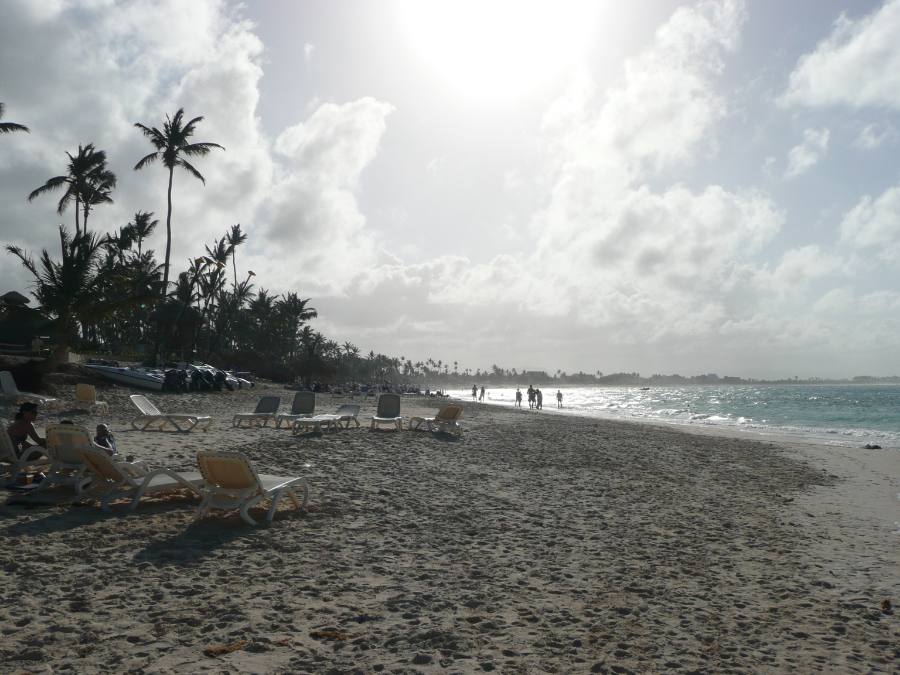 La costa de Punta Cana mirando al norte: la línea de playa continua frente al Atlántico.