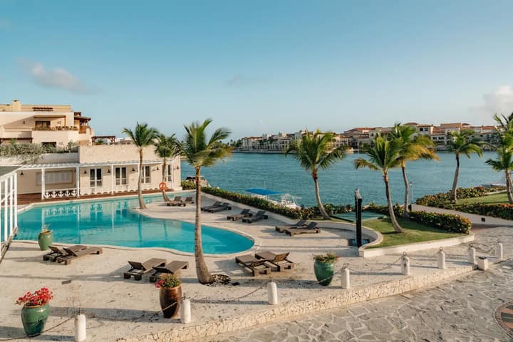 TAN Resorts Marina Cap Cana: pileta frente a la marina