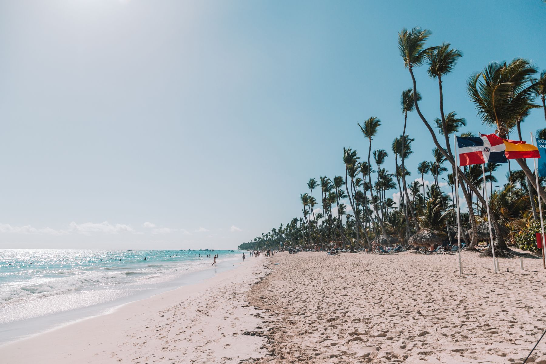 La orilla de Punta Cana bajo un cielo despejado, con agua clara.